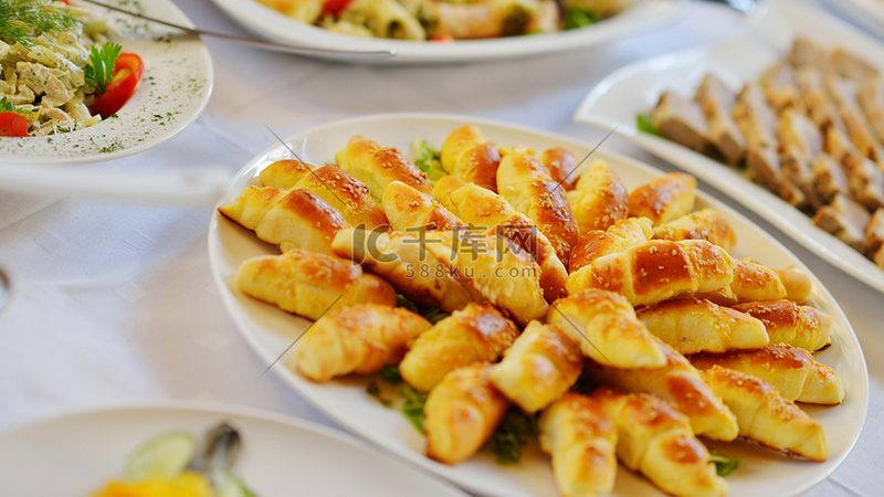 有机食材配送费用主要由以下几部分构成：