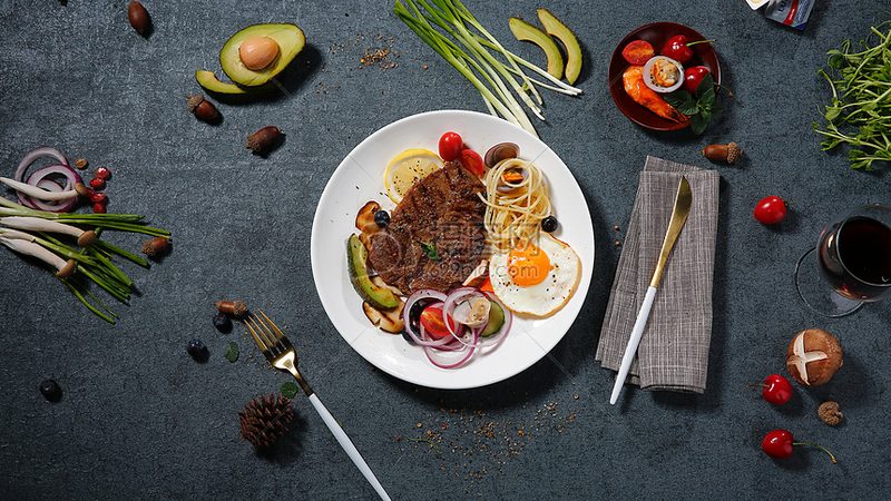 火锅盛宴，家庭聚餐选哪种底料更合适？**